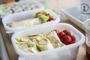 Jak bezpiecznie pakować posiłki na wynos w restauracji?