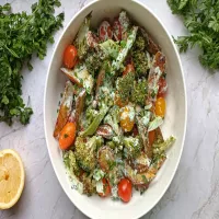 Sałatka z brokułem i sosem tzatziki