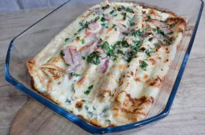 Zapiekane naleśniki a la carbonara – kremowe, sycące i idealne na pomysłowy obiad
