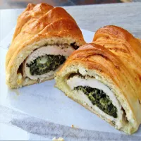 Pierś kurczaka ze szpinakiem w cieście drożdżowym.