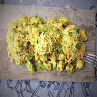 Makaron z kurczakiem i szpinakiem.