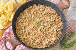 Ragù bianco – kremowy sos mięsny do makaronu z Bolonii