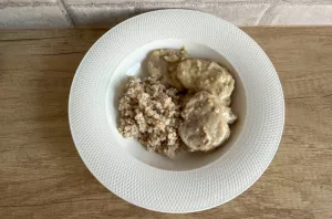 Polędwiczki wieprzowe w sosie musztardowym – delikatne mięso i wyrazisty sos