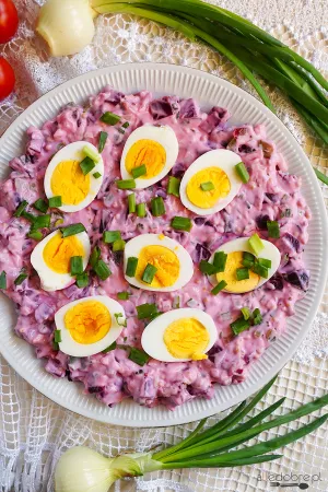 Jajka na sosie buraczkowym z ogórkami chilli
