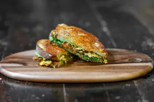 Kanapki jak z bistro: chrupiąca ciabatta, jajko w koszulce i maślana kawa