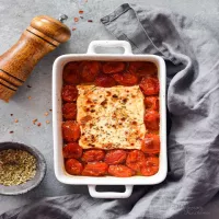 Feta pieczona z pomidorkami koktajlowymi