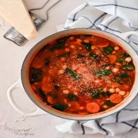 Śródziemnomorska zupa z ciecierzycą i szpinakiem