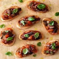 Crostini z bakłażanem i suszonymi pomidorami