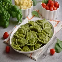 Szpinakowe pierogi z kaszą jaglaną i twarogiem