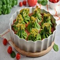 Zapiekane naleśniki z kaszą bulgur w pomidorach