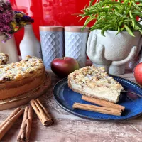 Sernik pistacjowy z jabłkami i kruszonką