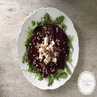 Sałatka z pieczonym burakiem, rukolą i serem feta