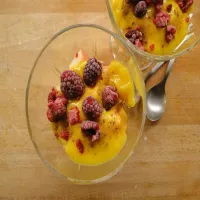 Mus z mango i młodego kokosa z owocami