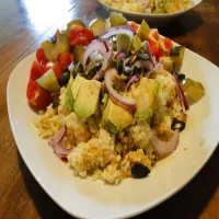 Kasza jaglana z awakado, czerwoną cebulą i sałatką pomidorowo-ogórkową