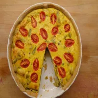 Tarta z fasolką szparagową, ziemniakami, cebulą i pomidorkami koktajlowymi