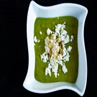 Krem z zielonego groszku z miętą i twarogiem