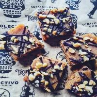 Wegańskie batoniki z masłem orzechowym na bazie masła kakowego.