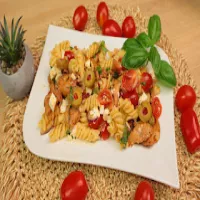 Sałatka makaronowa z kurczakiem Przepis na przepyszny obiad lub kolację