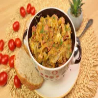 Bigos z młodej kapusty – młoda kapusta z boczkiem kiełbasą i pieczarkami