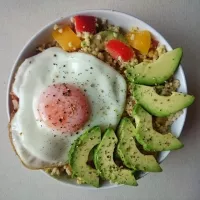 Lunchbox: Kasza jaglana z jajkiem, awokado i warzywami