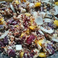 Komosa ryżowa z czerwoną fasolą i fetą