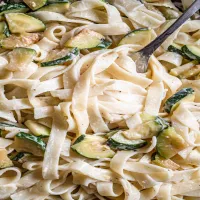 Kremowy makaron z mascarpone i cukinią (5 składników)