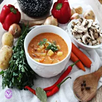 Jesienna zupa węgierska z pieczarkami i ziemniakami