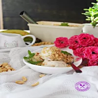 Domowe lody bananowe ze solonymi orzeszkami ziemnymi ze sklepem Bee.pl w tle