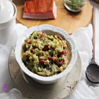 Młoda kapusta z boczkiem i koperkiem