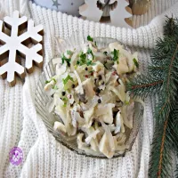 Śledzie marynowane w oleju z kolorowym pieprzem