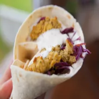 Falafel w tortilli z surówką z czerwonej kapusty i sosem czosnkowym! CUUUDOOOO!!!!