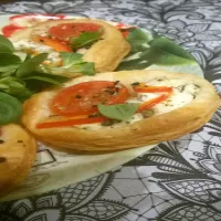 Tartinki z kozim serkiem i pomidorkami