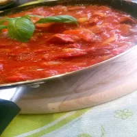 Kiełbasa z cebulką w pomidorach