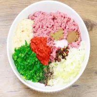 Fırında köfte z ziemniakami Hasselback