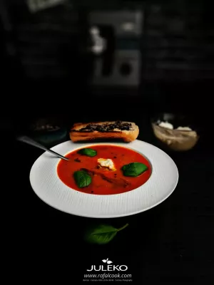Krem pomidorowy ze stracciatellą i chili
