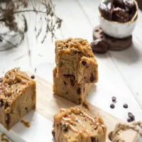 Batoniki z ciecierzycą i masłem orzechowym.