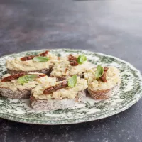 Grzanki z pastą z karczochów z szynką