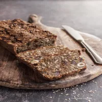 Piernikowy keto chleb z suszonymi owocami i orzechami