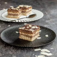 Torcik migdałowy z musem czekoladowym