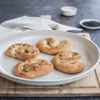 Serowo czosnkowe precle