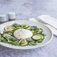 Sałatka z cukinią i buratą z pesto