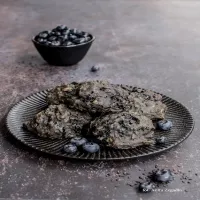 Ciastka owsiane z czarnym sezamem i borówkami