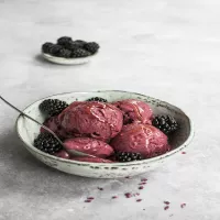 Lody jeżynowe z miodem wrzosowym