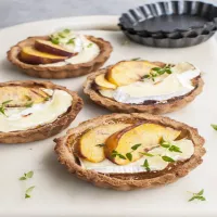 Tartaletki z serem pleśniowym i brzoskwinią