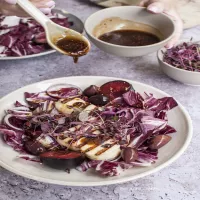 Sałatka z radicchio, serem halloumi i śliwkami