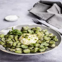 Bób z serem burrata