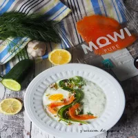 Chłodnik z ogórka z wędzonym łososiem