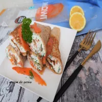 Razowe naleśniki z wędzonym łososiem