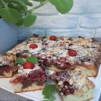 Łaciate ciasto jogurtowe z owocami mrożonymi