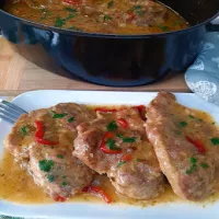 Karkówka w ciemnym i aromatycznym sosie własnym